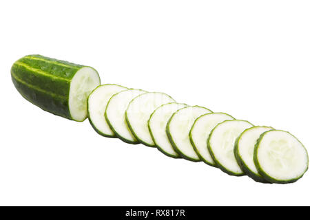 Les tranches de concombre et isolated over white background. tranches de concombre isolated Banque D'Images