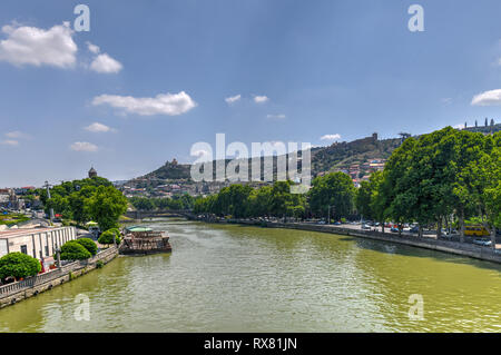 Vue de la passerelle de la paix à Tbilissi, une passerelle au-dessus de la rivière Mtkvari à Tbilissi, Géorgie. Banque D'Images