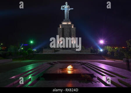 La Mère Arménie statue dans Parc de la Victoire à Erevan, Arménie, la nuit. Banque D'Images