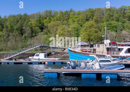 Nouveau ponton flottant jetée à Lochaline Harbour sur la côte ouest de l'Écosse écossais Banque D'Images