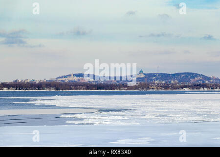 Vue sur le fleuve Saint-Laurent en hiver avec Montréal en arrière-plan Banque D'Images