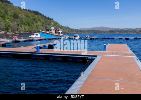 Nouveau ponton flottant jetée à Lochaline Harbour sur la côte ouest de l'Écosse écossais Banque D'Images