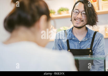 Client sélectionnez et choisissez un peu de nourriture afin de serveur au bar Banque D'Images