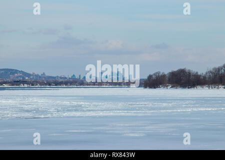 Paysage d'hiver - Fleuve Saint-Laurent et la ville de Montréal Banque D'Images