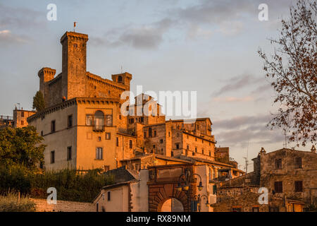 Vue sur le village médiéval de Bolsena avec Castello Monaldeschi Banque D'Images