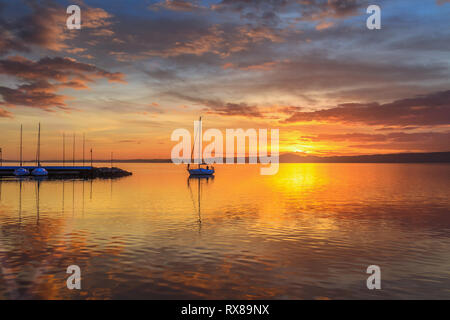 Coucher du soleil sur le lac de Bolsena Banque D'Images