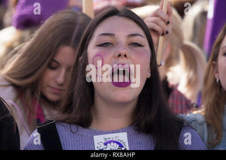 Étudiant vu crier féministes contre la violence de genre au cours de la protestation. La femme espagnole commencé la grève 2019 féministe (la grève des femmes) à Madrid avec des activités et des protestations de différentes associations et groupes sociaux avant la grande protestation de Atocha à Plaza España. La grève est une féministe, du travail, de la consommation de soins, étudiant et associatif grève. Banque D'Images