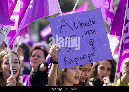 Vu une femme tenant une pancarte disant : s'approcher la femme, commencer la révolution, au cours de la protestation. La femme espagnole commencé la grève 2019 féministe (la grève des femmes) à Madrid avec des activités et des protestations de différentes associations et groupes sociaux avant la grande protestation de Atocha à Plaza España. La grève est une féministe, du travail, de la consommation de soins, étudiant et associatif grève. Banque D'Images