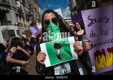 Vu une femme tenant une pancarte en faveur de l'avortement comme elle prend part au cours des 24 heures de grève générale des femmes. Une réception ouverte 24h général la grève des femmes. Chaque 08 mars coïncidant avec la Journée internationale de la femme, des milliers de femmes et d'organisations du monde entier de prendre la rue pour protester contre la violence contre les femmes et à la demande de l'égalité entre les hommes et les femmes. Banque D'Images