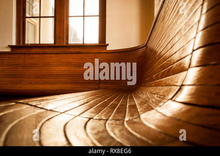 Close up banc en bois courbé brillant Banque D'Images