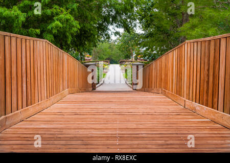 Une faible perspective de pont en bois avec des arbres en arrière-plan Banque D'Images