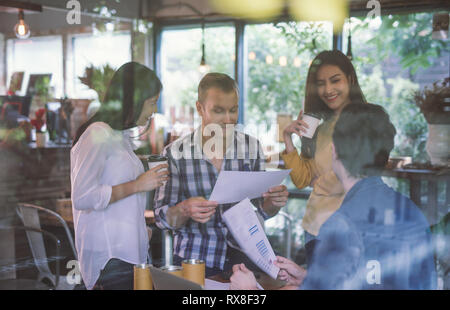 Groupe de démarrage d'entreprise travaillant au bureau moderne.Les gens d'affaires discuter des idées de l'équipe concept bureau réunion de réflexion Banque D'Images