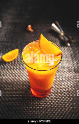 Cocktail rafraîchissant aperol de tranches d'orange orange sur fond sombre Banque D'Images