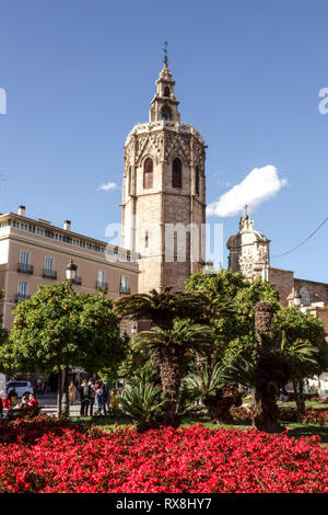 Espagne Tour de la Cathédrale de Valence, le Moyen âge Tour El Micalet vue de la Plaza de la Reina Valencia Old Town fleurs printanières Banque D'Images