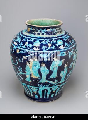 Pot avec des érudits dans le jardin. La Chine. Date : 1500-1599. Dimensions : H. 35,1 cm (13 13/16 in.) ; diam. 30,5 cm (12 in.). Fahua ware biscuit avec grès ; énonce et moulé sous glaçure décoration. Origine : Chine. Musée : le Chicago Art Institute. Banque D'Images