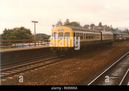 Une classe 101 (53221/54052) passe par la gare de Durham en direction de Newcastle le 28 juillet 1984 Banque D'Images