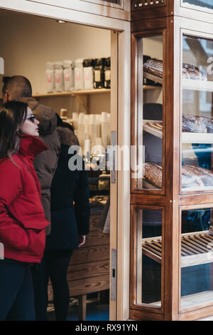 Londres, UK - Février 03, 2019 : les gens par la fenêtre affichage de Pavilion boulangerie sur Broadway Market, une rue commerçante en plein cœur de Hackney, à l'Est Lo Banque D'Images