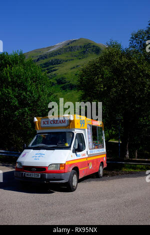 Ice cream van garé avec personne à elle au cours de l'été ensoleillé dans les highlands écossais, Glen Nevis fort William Scotland UK Banque D'Images