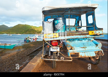 Taytay, la province de Palawan, Philippines : vue arrière d'un tricycle couleur bleu ancien lors d'une zone de parking des pêcheurs en fin d'après-midi Banque D'Images