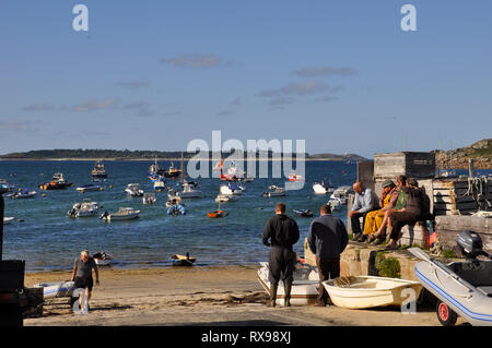 Au repos des pêcheurs sur le port à Hugh Town sur St Mary's, Îles Scilly,plein de bateaux amarrés dans le soleil du soir. Banque D'Images