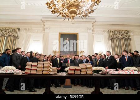 Président américain Donald Trump se félicite les joueurs avec le FC 2018 Football Champions de la Division I Nationale Bisons Dakota du Nord à un déjeuner de la restauration rapide dans la salle à manger d'état de la Maison Blanche le 4 mars 2019 à Washington, DC. Banque D'Images