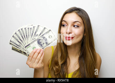 Portrait d'un heureux jeune fille avec de longs cheveux sur fond blanc de la détention de monnaie billets Banque D'Images