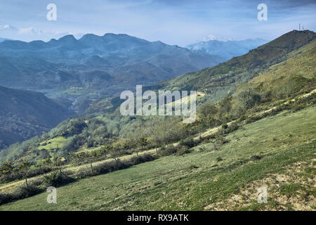 Barrio Celucos, du point de vue de la grotte de El Soplao Prao Collao, Celis-Rionansa, Cantabria, ESPAGNE Banque D'Images