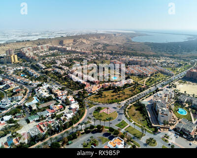 L'échelle aérienne drone photographie point de vue du paysage urbain résidentiel Almerimar maisons avec des rues et des routes, lot de serres du lac Victoria. El Ejido Banque D'Images