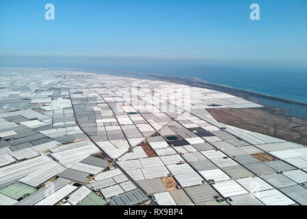 Point de vue aérienne drone beaucoup de serres serres en plastique en polyéthylène où les fruits et légumes cultivés en Almerimar près de la mer, p Banque D'Images