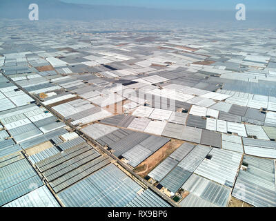 Drone aérien au-dessus du point de vue quantité énorme d'extérieur en plastique polyéthylène serres serres où les fruits et légumes cultivés en Almerimar, pro Banque D'Images