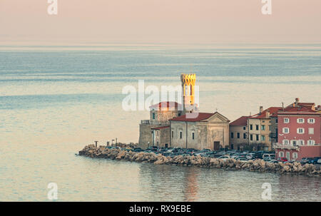 Leuchtturm à Piran, Slovénie, éclairé par le soleil du matin Banque D'Images