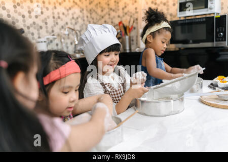 Groupe d'enfants préparent la boulangerie dans la cuisine .Les enfants à apprendre à cuisiner des cookies Banque D'Images