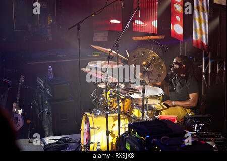 S Calhoun, batteur pour le groupe, "Living Color' tambour pour un show qui a eu lieu à la Chambre de culture à Ft. Lauderdale, Floride le 27 octobre 2017. Banque D'Images