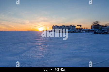 Coucher du soleil sur le port de Charlottetown à l'hiver Banque D'Images