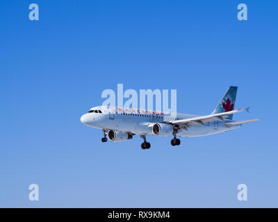 Airbus A320 d'Air Canada l'atterrissage à l'Aéroport International d'Ottawa en cette belle journée Banque D'Images