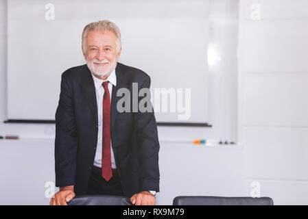 Happy senior couple dans le bureau Banque D'Images