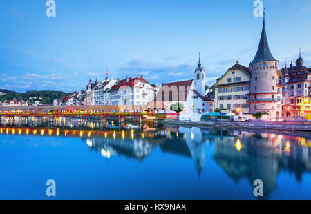 Centre historique de la ville pittoresque de Lucerne avec bâtiments célèbres et le lac des Quatre-Cantons (Floralpina), Canton de Lucerne, Suisse Banque D'Images