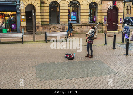 CHESTER, ANGLETERRE - 8 mars 2019 : une femelle Busker Cornemuse joue dans Chester Banque D'Images