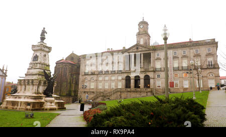 PORTO, PORTUGAL - 31 janvier 2019 : Palais de la Bourse avec l'Infante Dom Henrique statue Banque D'Images