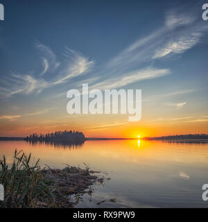 Un beau coucher de soleil d'un lac en Alberta d'un couple de ans. Banque D'Images