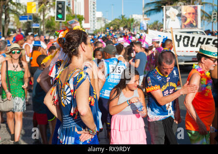 RIO DE JANEIRO - Mars 15, 2017 : en carnivalgoers brésilien Carnaval traditionnel abadá shirts suivez l'emblématique Banda de Ipanema street party parade. Banque D'Images