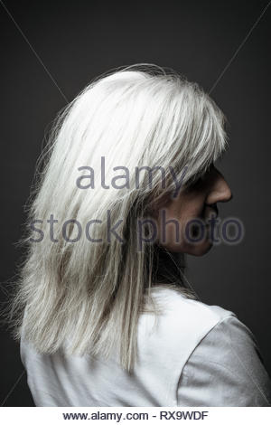 Portrait de profil senior belle femme avec des cheveux gris à la suite