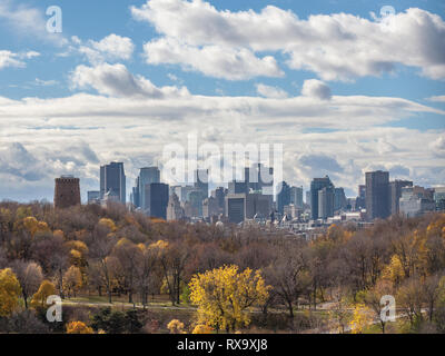 Ville de Montréal, avec l'emblématique bâtiments de la CDB à Montréal vu de gratte-ciel d'affaires Parc Jean Drapeau et sa forêt en automne. Montréal est Banque D'Images