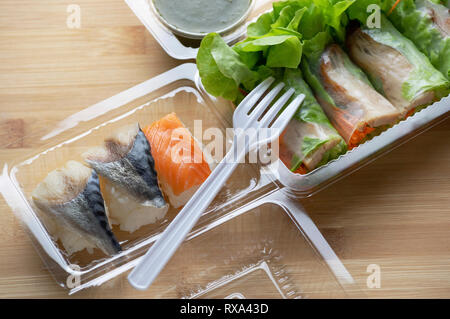 Portrait de l'été et les rouleaux de sushi dans des contenants en plastique sur la table Banque D'Images