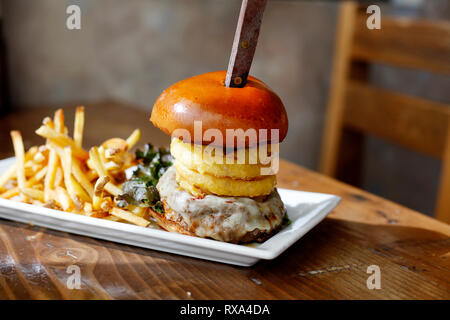 Close-up of burger avec frites servi dans la plaque sur la table en bois Banque D'Images