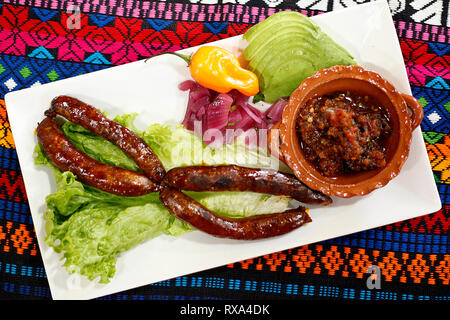 Vue aérienne de saucisses avec salade et condiments servis dans la plaque sur la table Banque D'Images