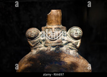 Trois visages de la céramique Pré-colombienne appelé 'Huacos' de Chancay, une culture péruvienne. Collection privée de la poterie inca. Banque D'Images