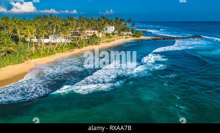 Vue aérienne. Vue de la plage à Unawatuna, Sri Lanka. Banque D'Images