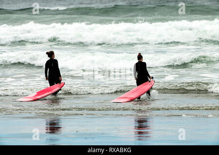 Les surfeurs, Cox Bay, Tofino, BC, Canada Banque D'Images