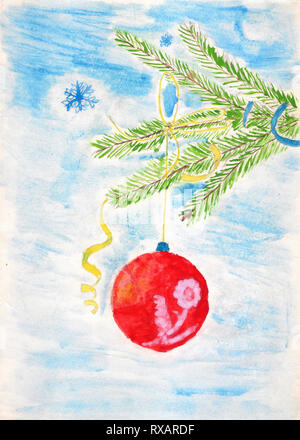 Balle rouge sur la branche de l'arbre de Noël, jaune et bleu de banderoles et snowflake. Enfant dessin, aquarelle et crayon de couleur Banque D'Images